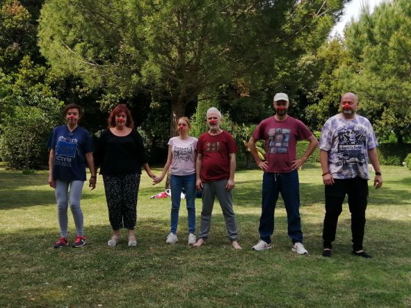 grupo de personas haciendo una improvisación de clown al aire libre