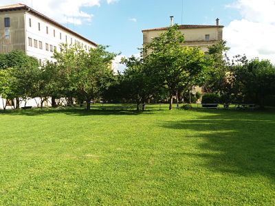 Jardín y edificio de Casa d’Espiritualitat Marc Castanyer