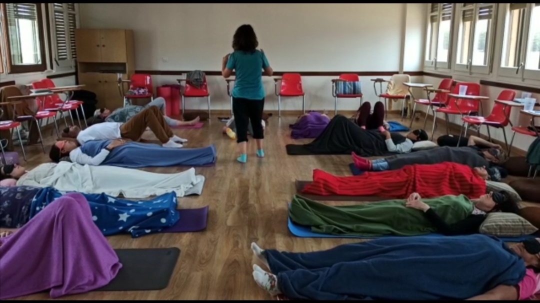 Práctica del Retiro de Silencio con participantes tumbados en la sala