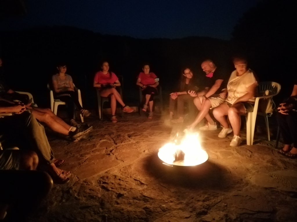 personas sentadas alrededor de un fuego quemando lo que ya no quieren