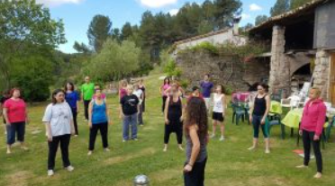 grupo grade de personas en un jardín haciendo meditación dinámica con sonia