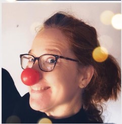 mujer feliz con nariz de payaso
