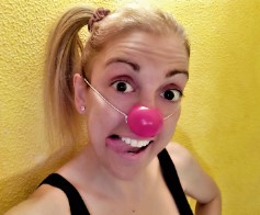 mujer con nariz de payaso