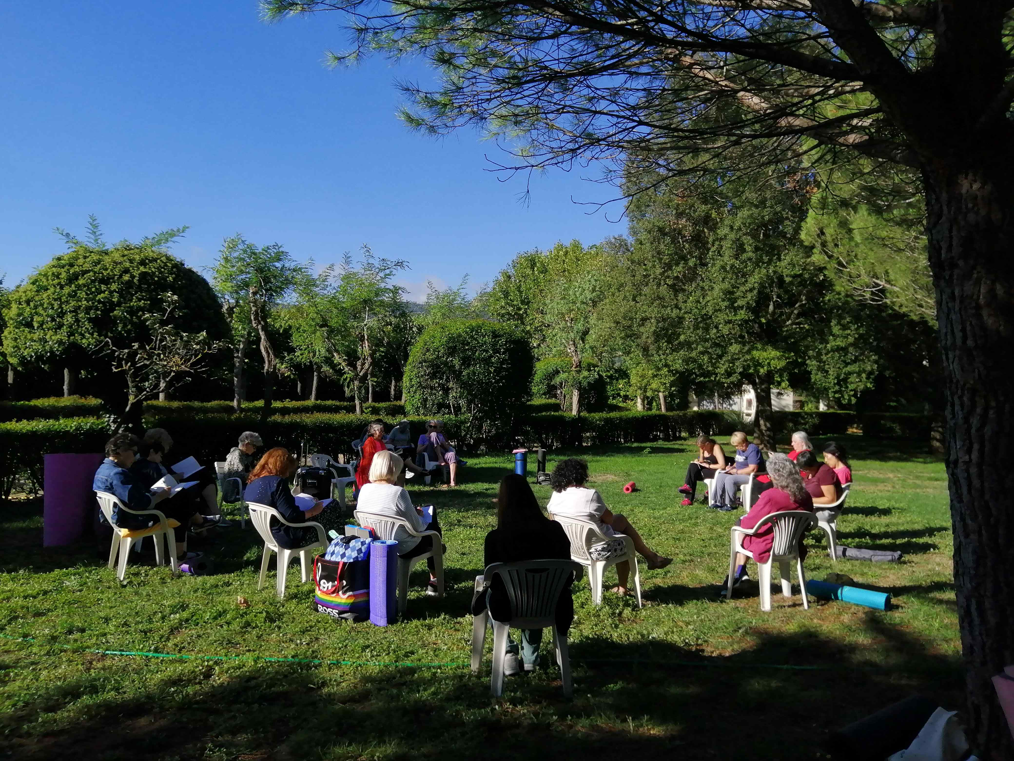 grupo de personas reflexionado en un jardín guiado por sonia