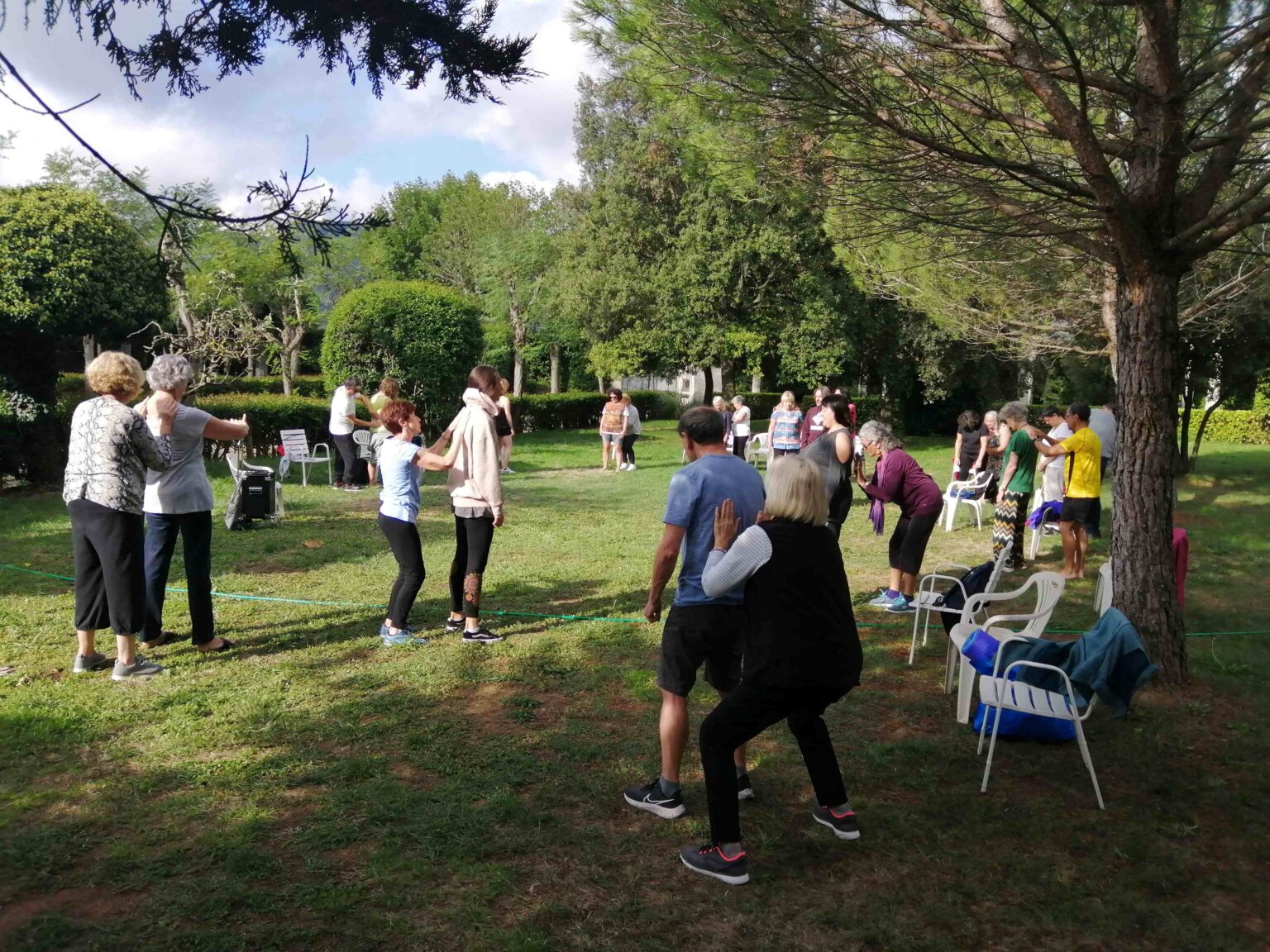 Grupo compartiendo una dinámica al aire libre en el jardín