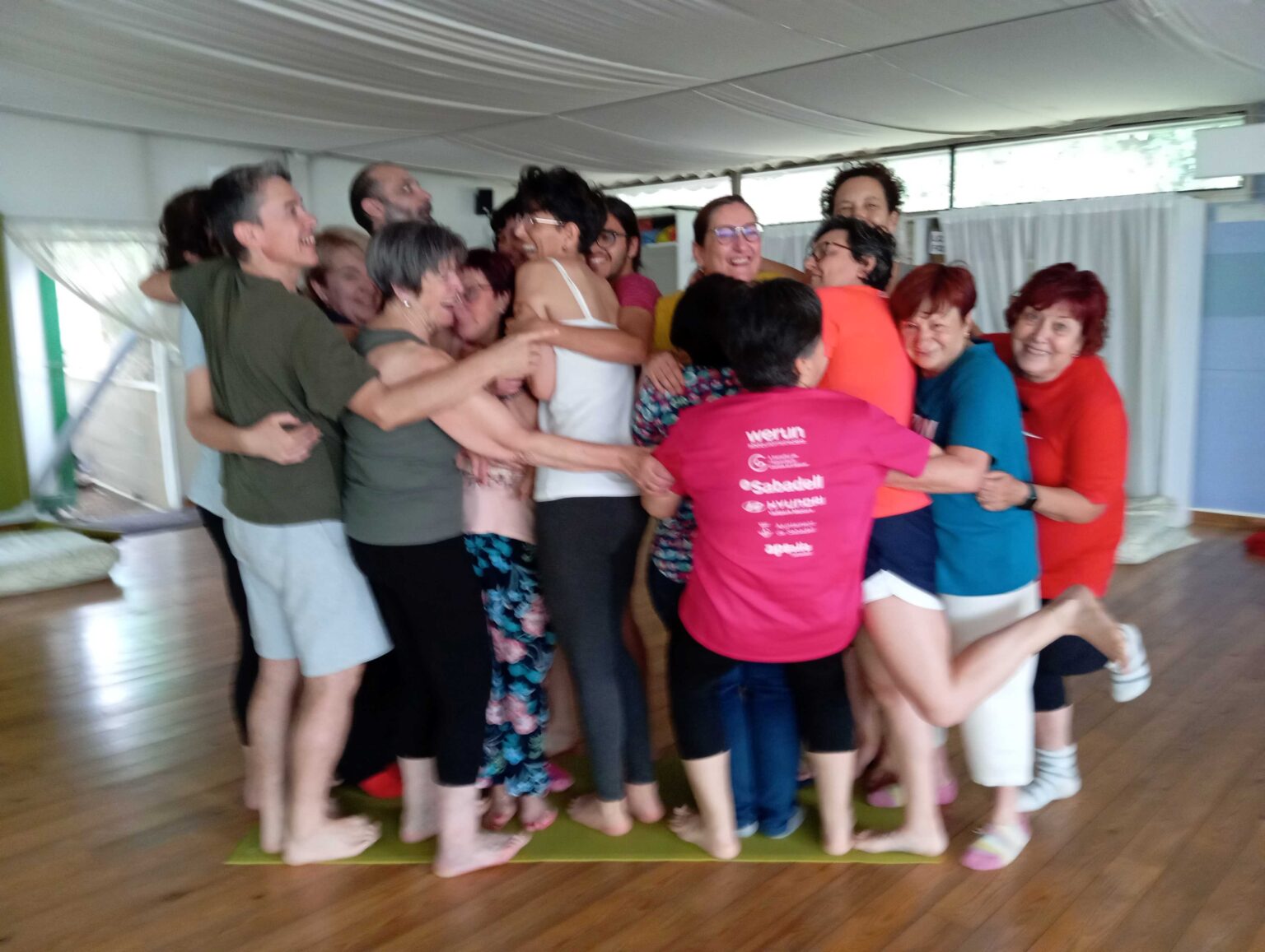 Participantes compartiendo un abrazo en el Retiro de Alegría