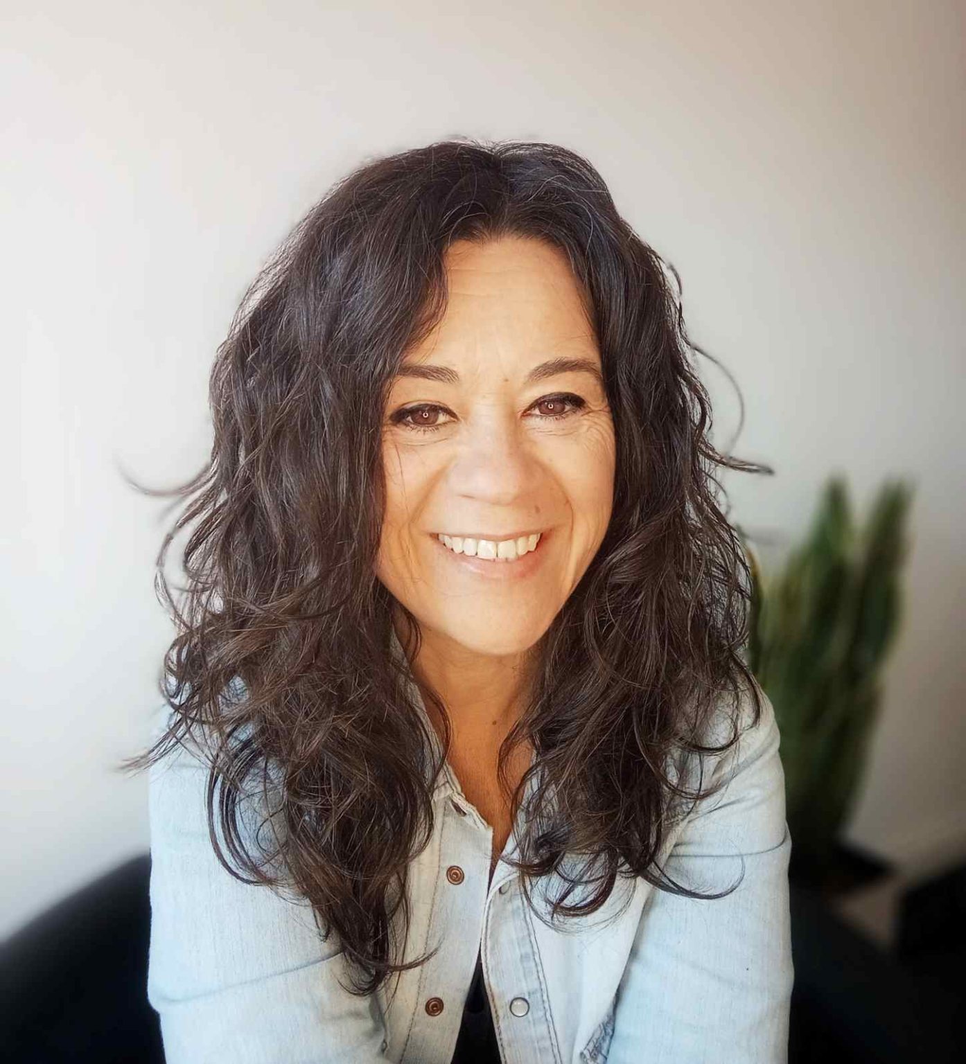 Sonia Campos Magallanes en consulta con el fondo blanco