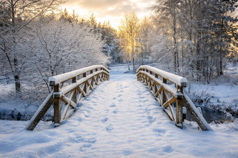 puente que indica el camino con nieve invierno